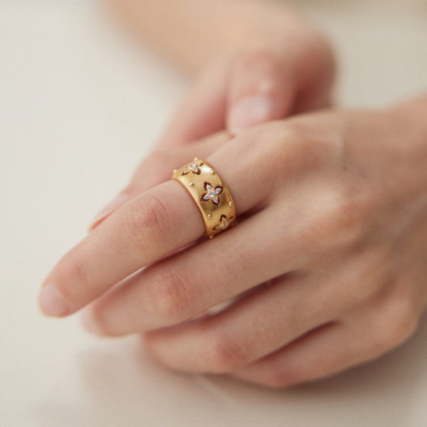 Quatrefoil Zircon Etched Gold Ring